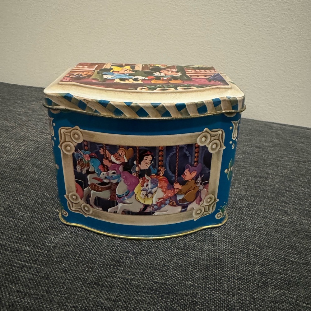 Walt Disney World Vintage Mickey Mouse Tin Snow White Dwarfs Goofy England C